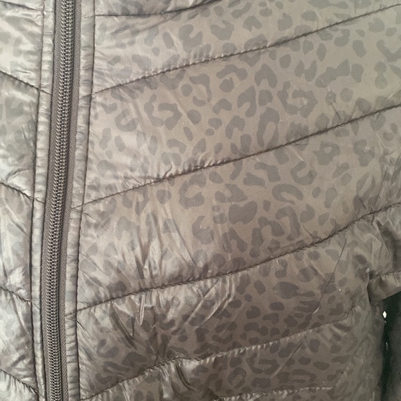 Offline by aerie puffer jacket. Fits more like a medium. BNWT - Picture 2 of 10